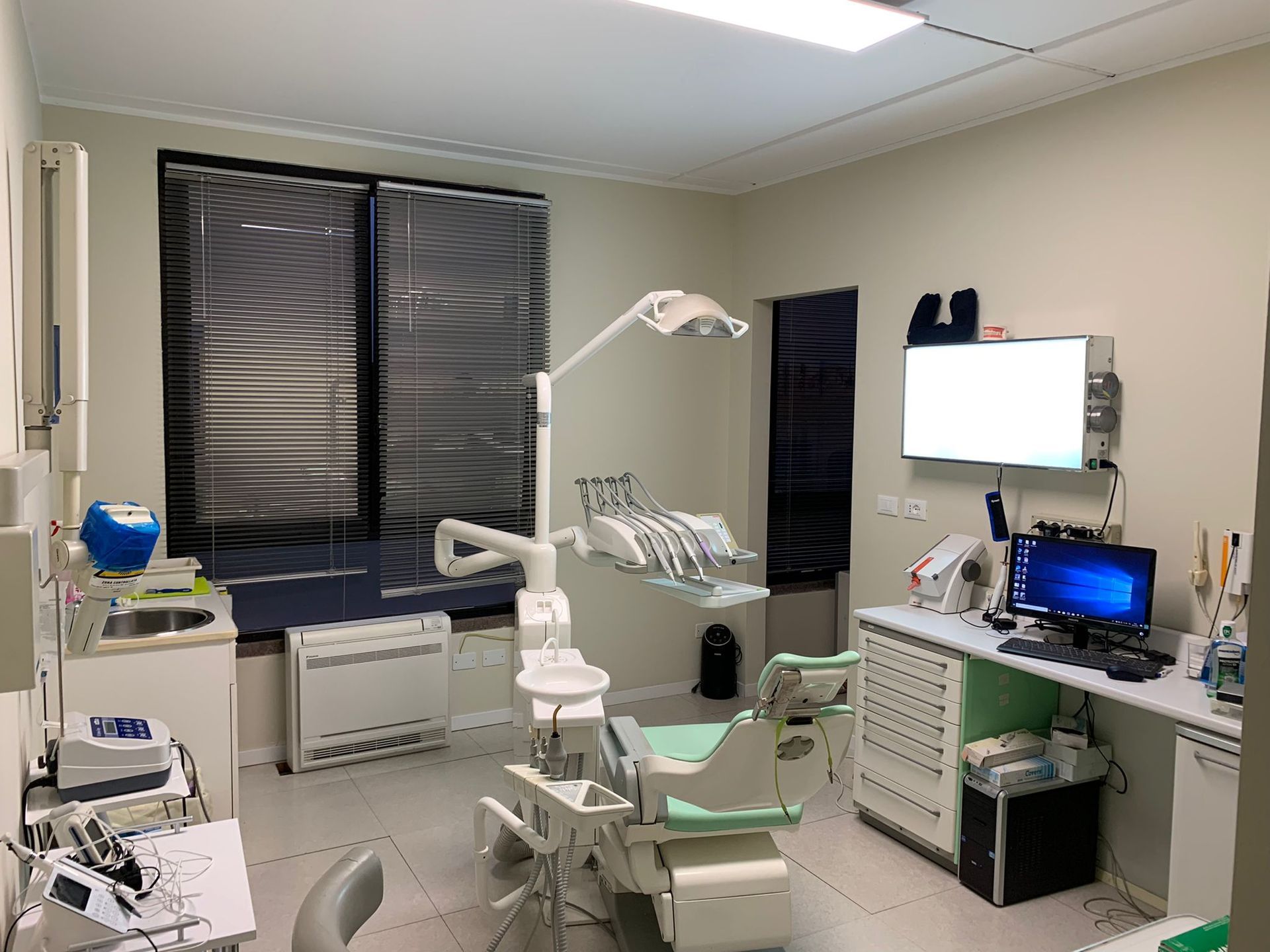 Uno studio dentistico con una poltrona odontoiatrica