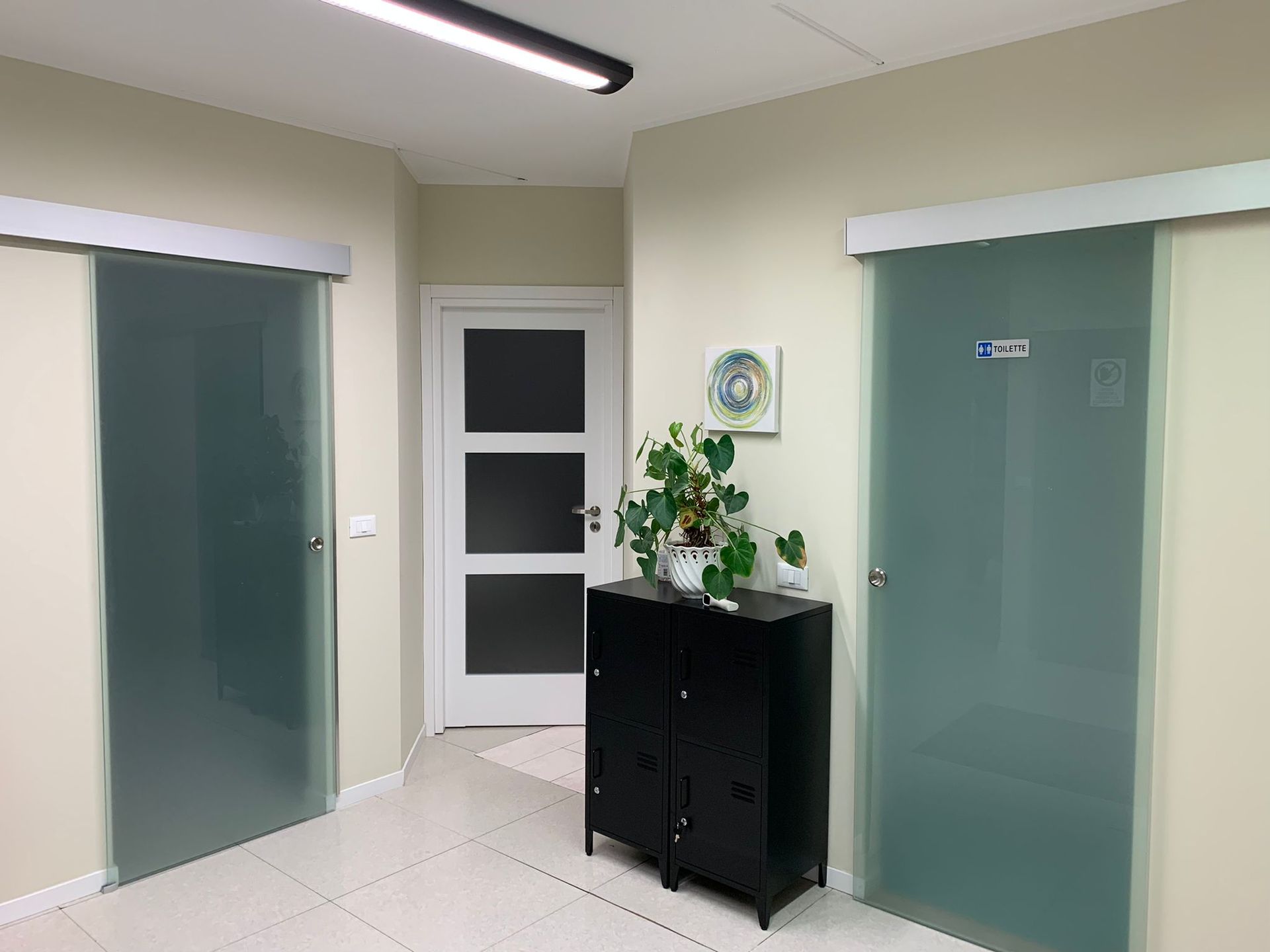 Un corridoio con porte scorrevoli in vetro centro medico e dentistico itaca bollate