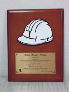 Diseño y fabricación de placas conmemorativas en Antioquia.