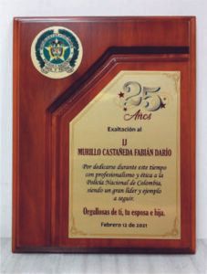 Diseño y fabricación de placas conmemorativas en Envigado