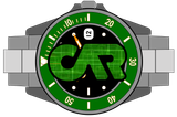 Un orologio da polso con lunetta verde e quadrante scuro caratterizzato da un grande logo
