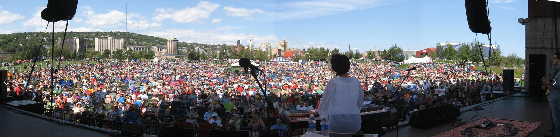 A large crowd of people are gathered at a concert.