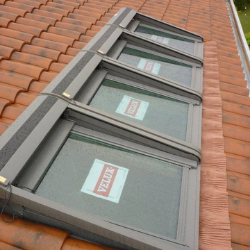 installation de 4 Velux sur un toit en tuiles par notre entreprise au Havre installation de 4 Velux sur un toit en tuiles par notre entreprise au Havre