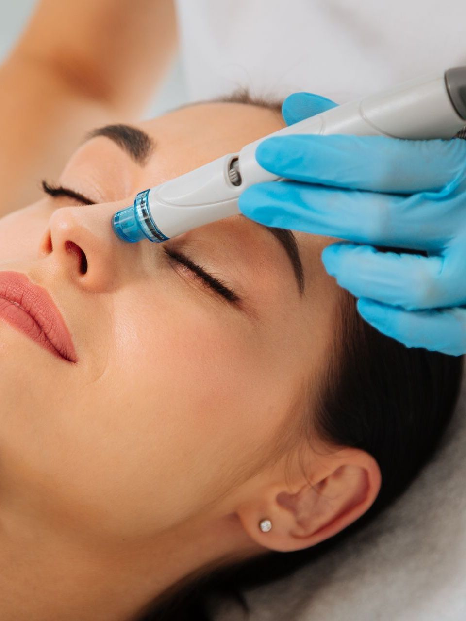 woman-wellness-center-having-cosmetic-treatment