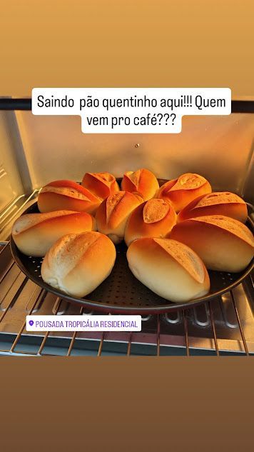 Assadeira com pães dourados saindo do forno, com texto “Quem vem pro café???”