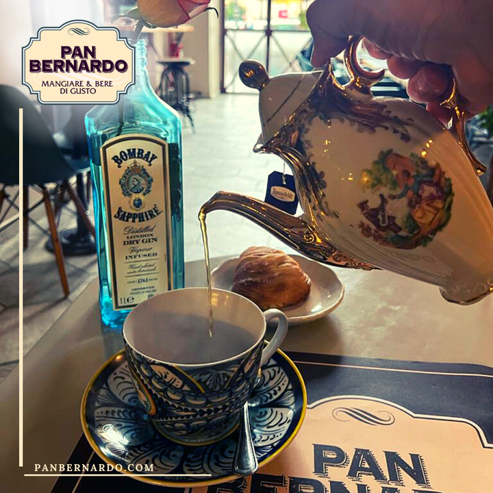 Panino gourmet con bicchiere di vino