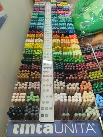 Uno scaffale in un negozio pieno di tantissimi articoli diversi.