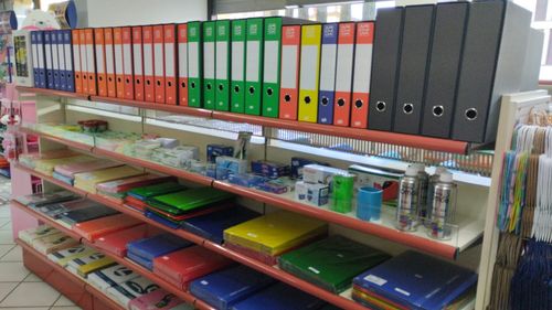 Un negozio pieno di libri e giocattoli