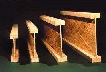 Quatre poutres en I en bois de dimensions croissantes, construites avec des ailes en bois et des âmes en panneaux de particules orientées.