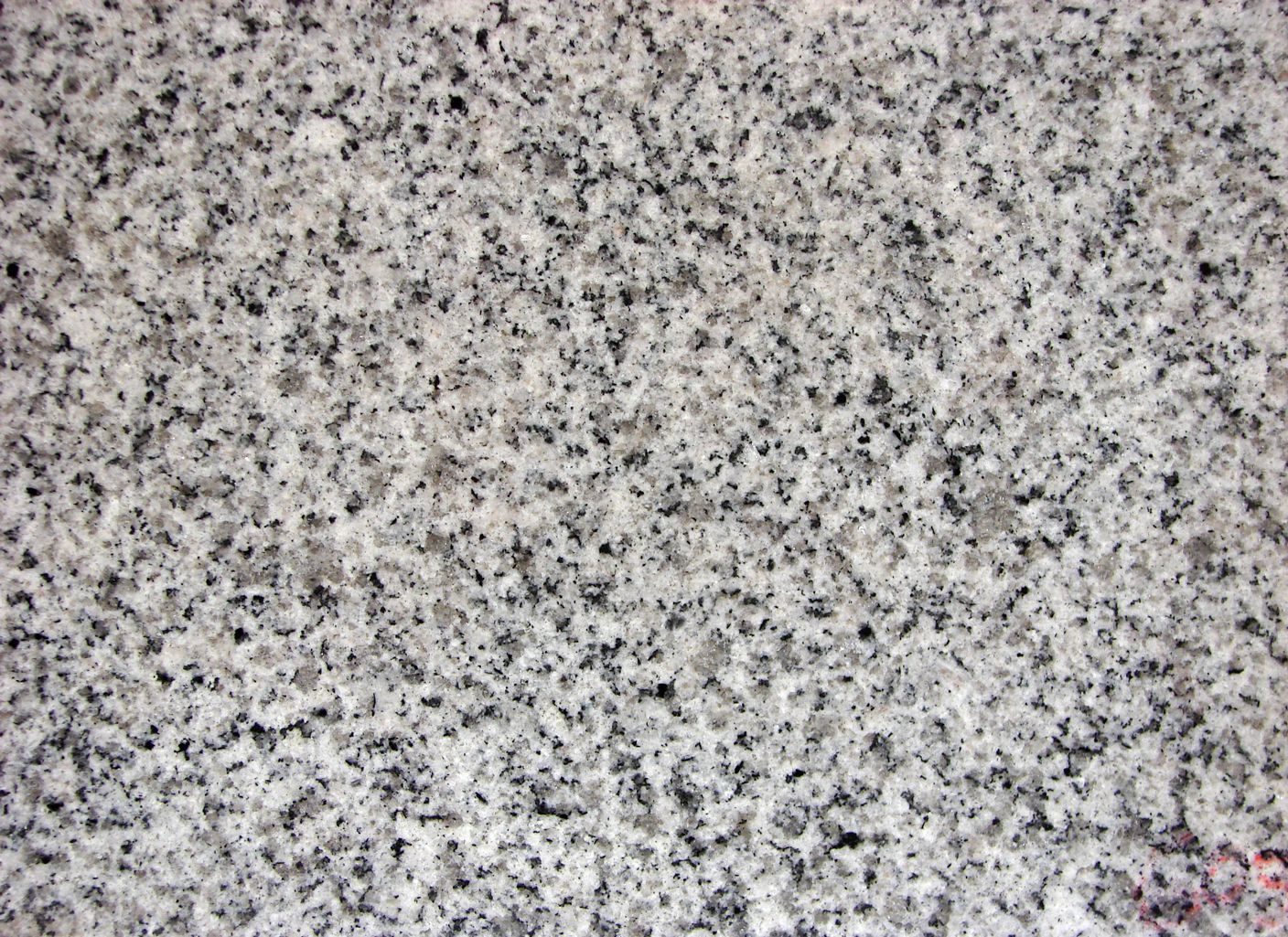 Un primer plano de una encimera de granito blanco.