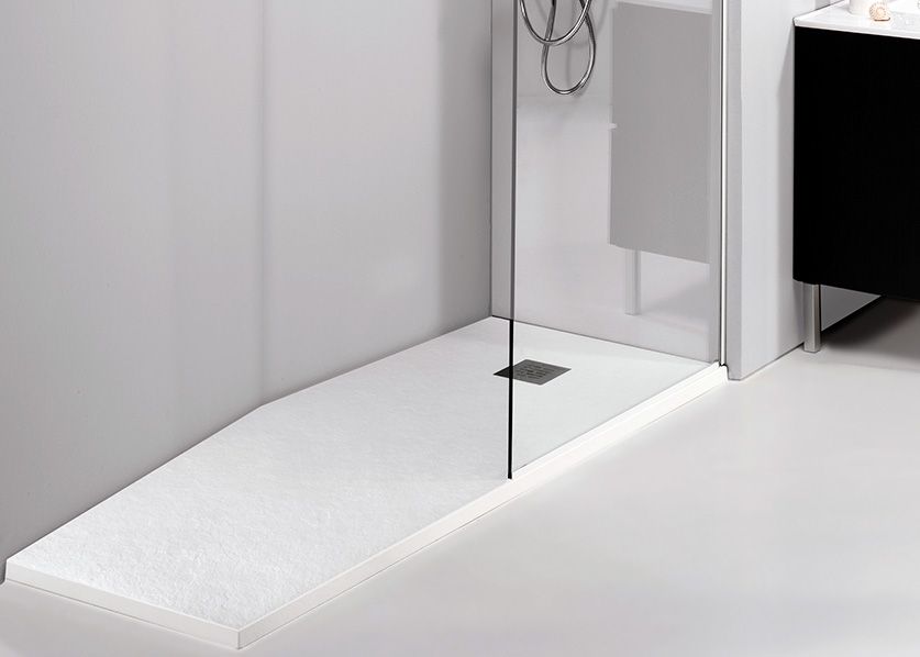 Un baño con plato de ducha y lavabo.