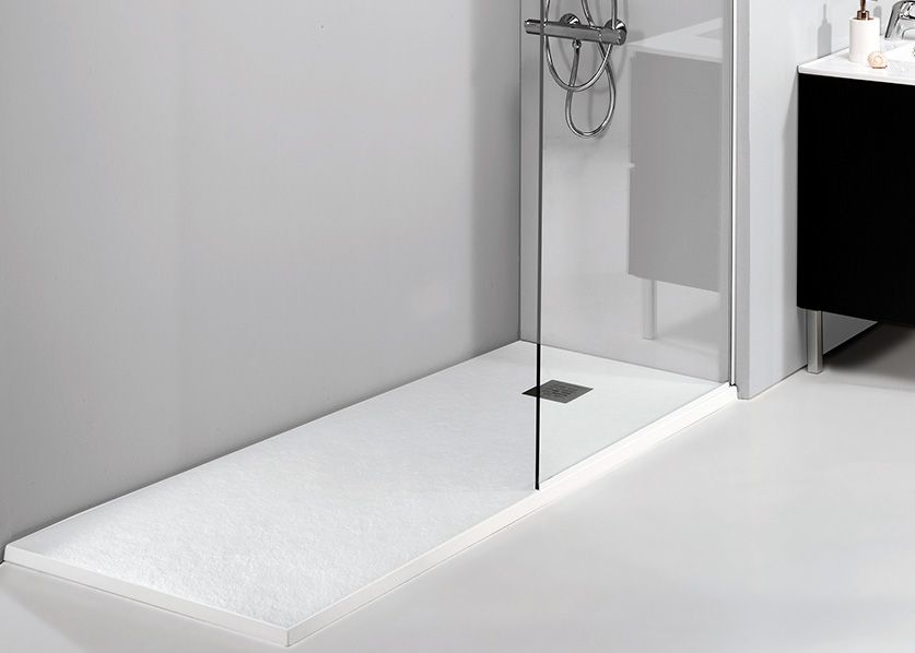 Un baño con plato de ducha y lavabo.