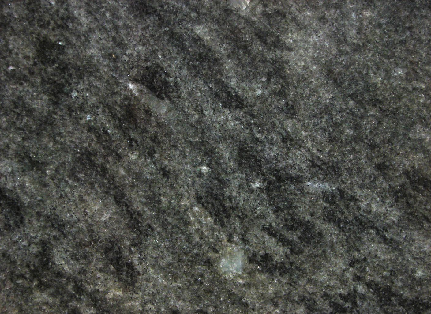 Un primer plano de una encimera de granito negro.