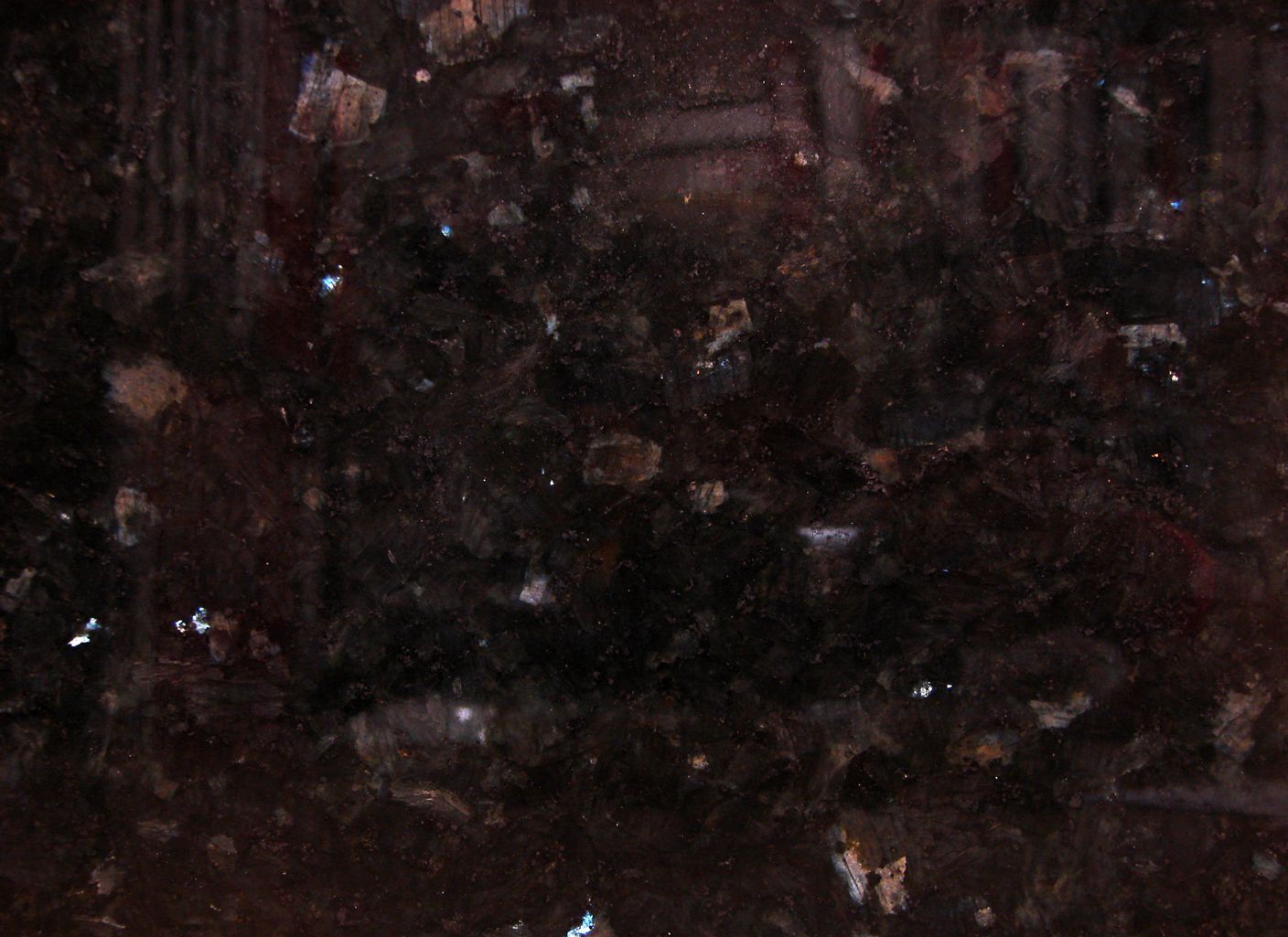 Un primer plano de una encimera de granito negro.