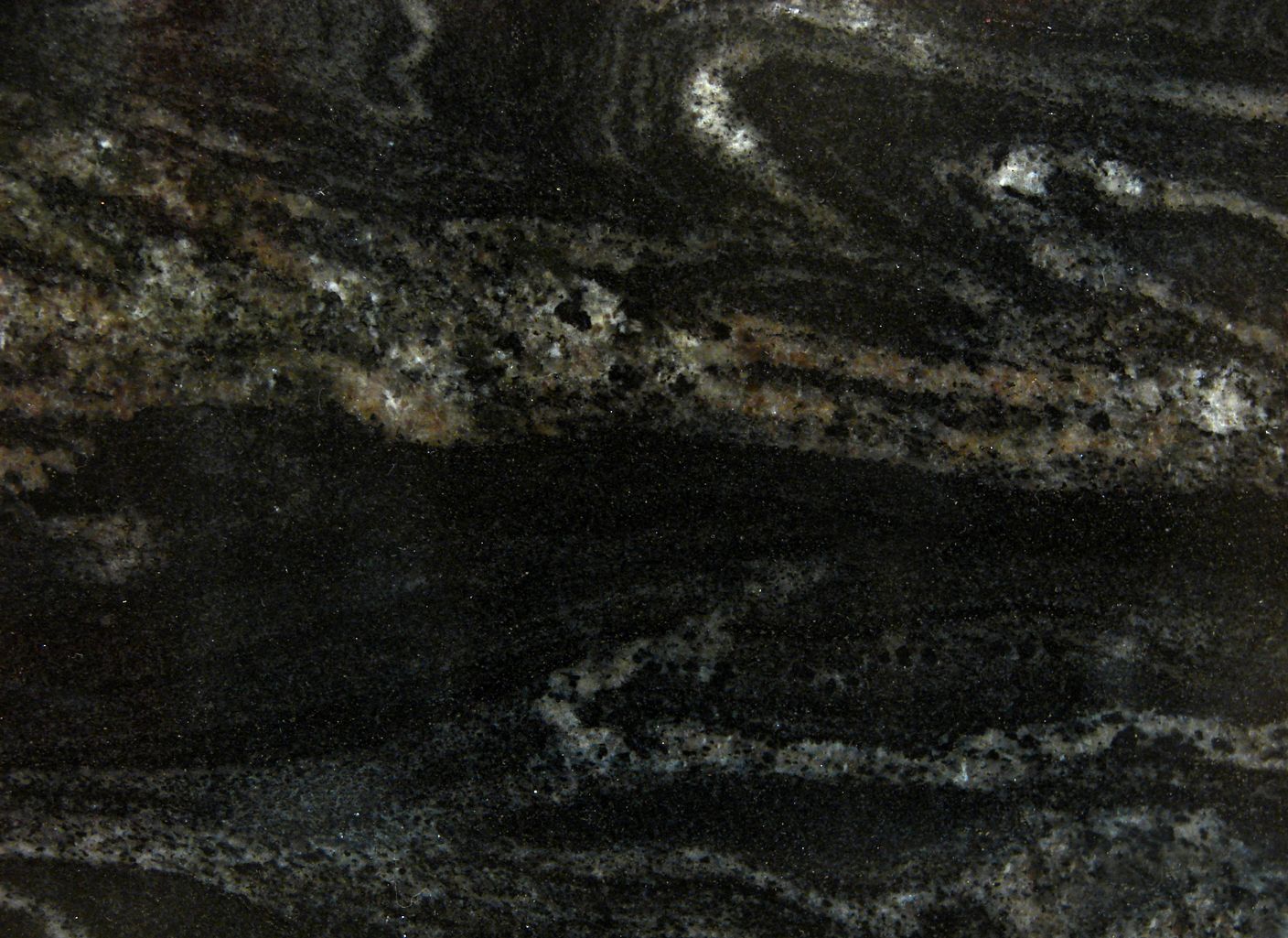 Un primer plano de una encimera de granito negro.