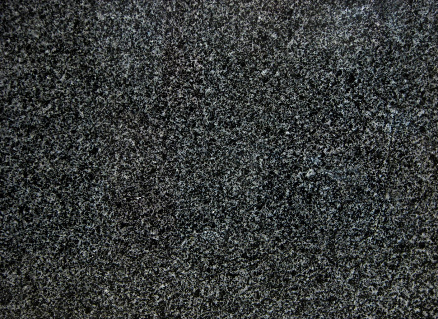Un primer plano de una encimera de granito negro.