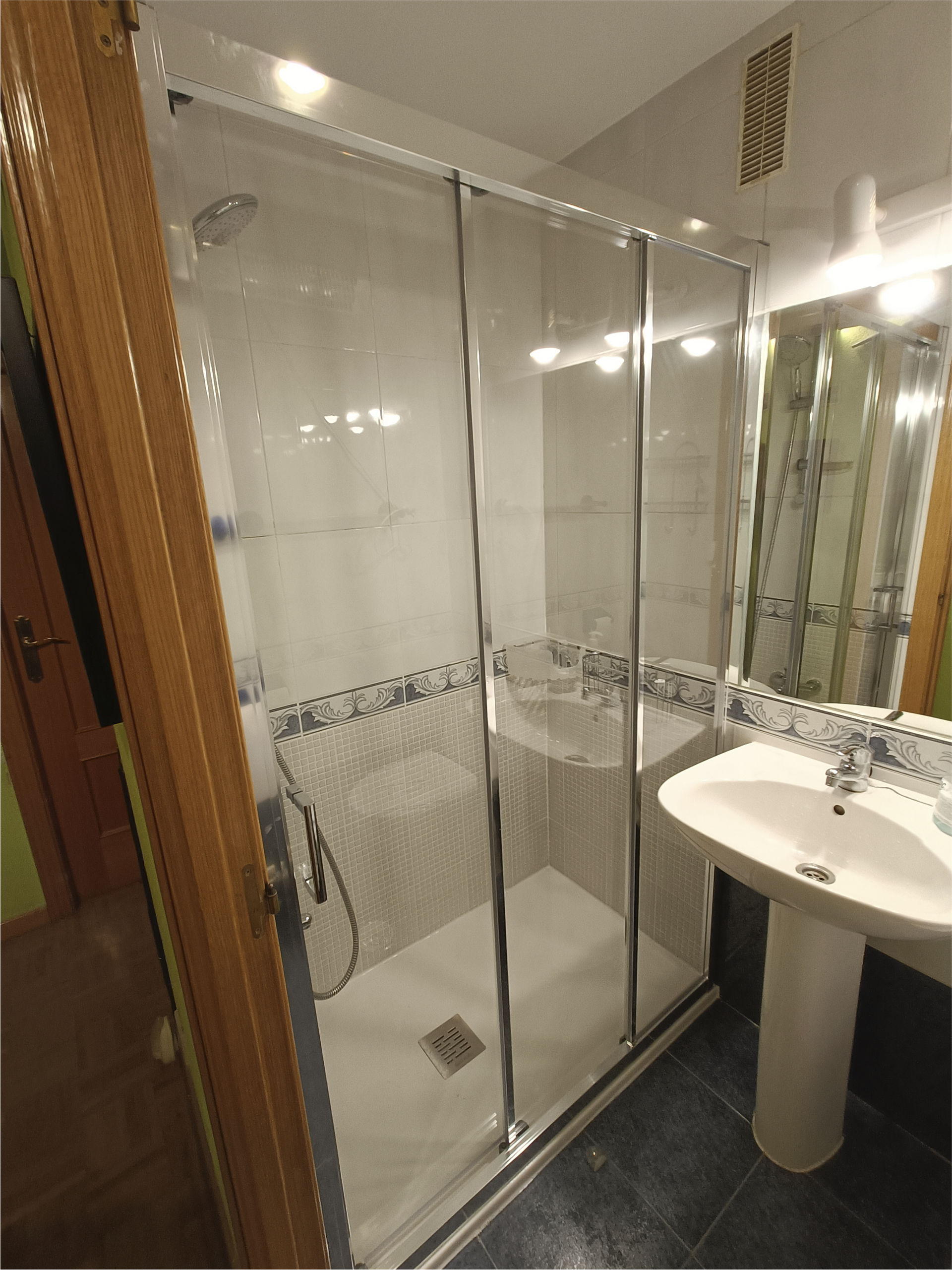 Un baño con lavabo y plato de ducha.