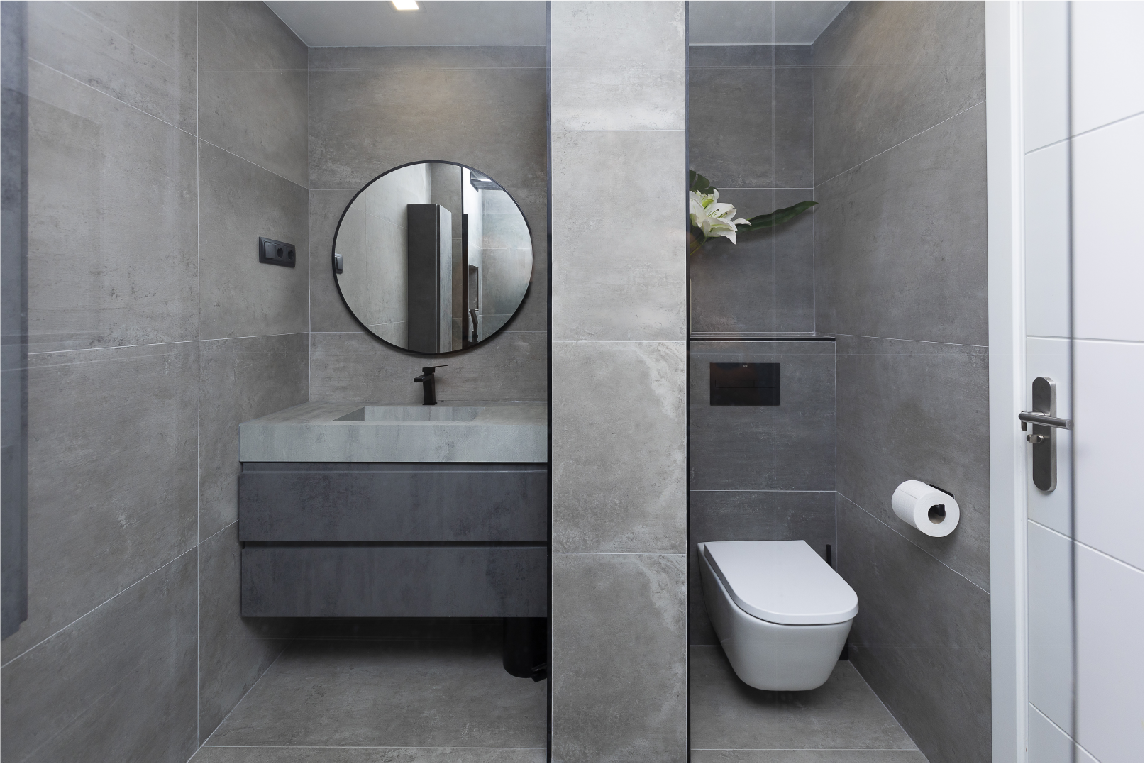 Un cuarto de baño con inodoro, lavabo y espejo.
