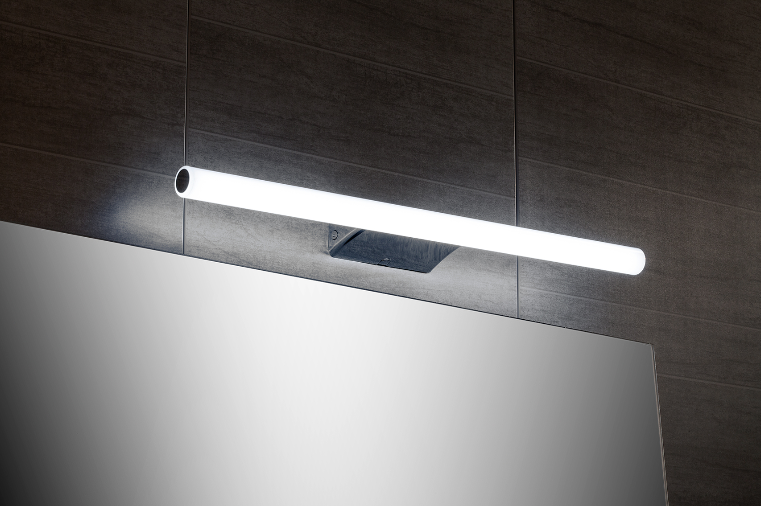 Un espejo de baño con una luz colgada del techo.