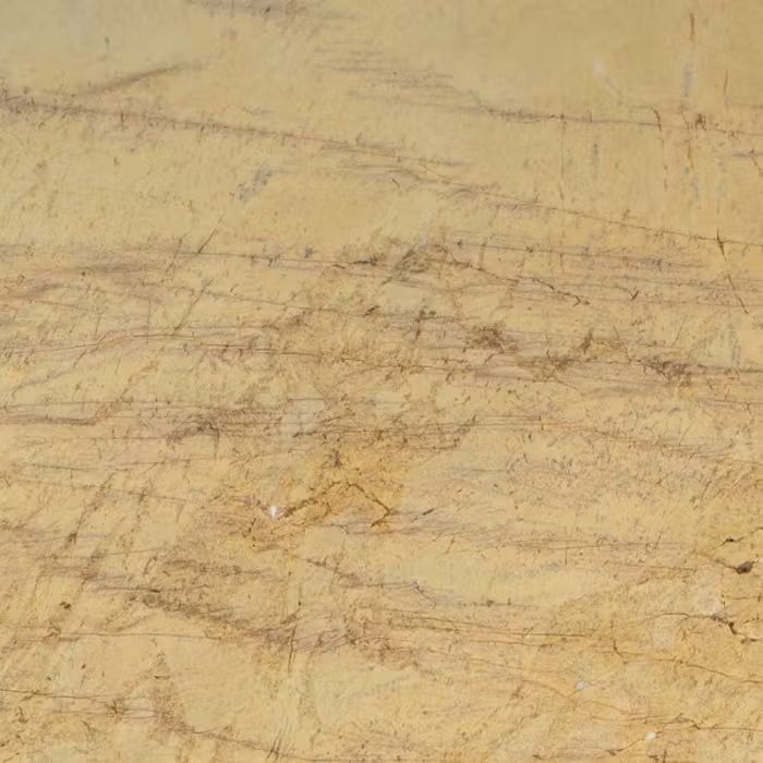 Un primer plano de un trozo de madera con muchos rayones.