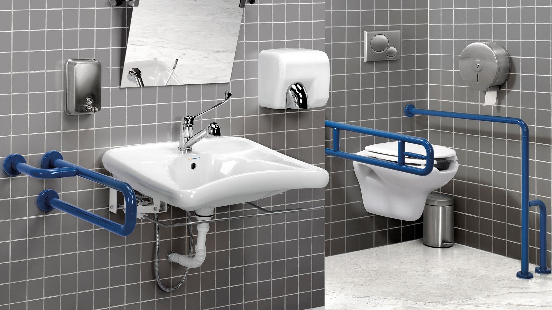 Un baño con lavabo, inodoro y espejo.