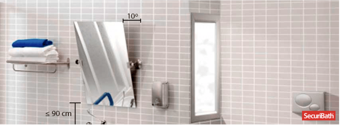 Un baño con toallero y espejo.