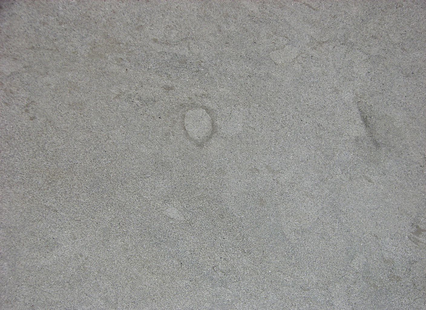 Un primer plano de un montón de arena con un corazón en el medio