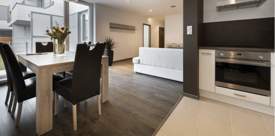 Hay una mesa de comedor y sillas en el medio de la habitación.