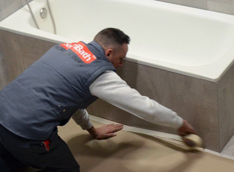 Un hombre que llevaba un chaleco con la palabra baño.