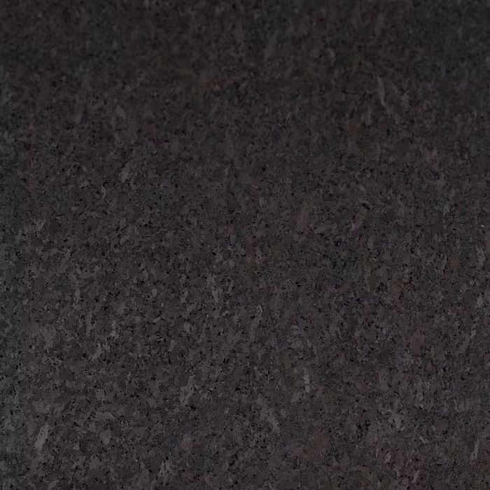 Un primer plano de una encimera de granito negro.