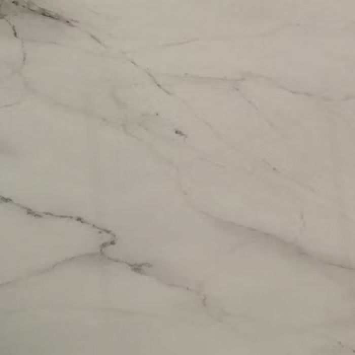 Un primer plano de una encimera de mármol blanco.