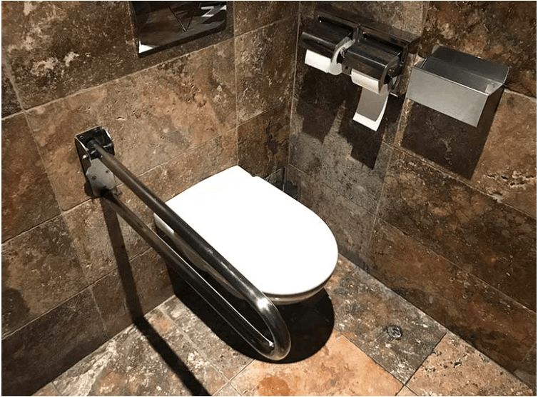 wc adaptado con una barra de apoyo para personas con movilidad reducida