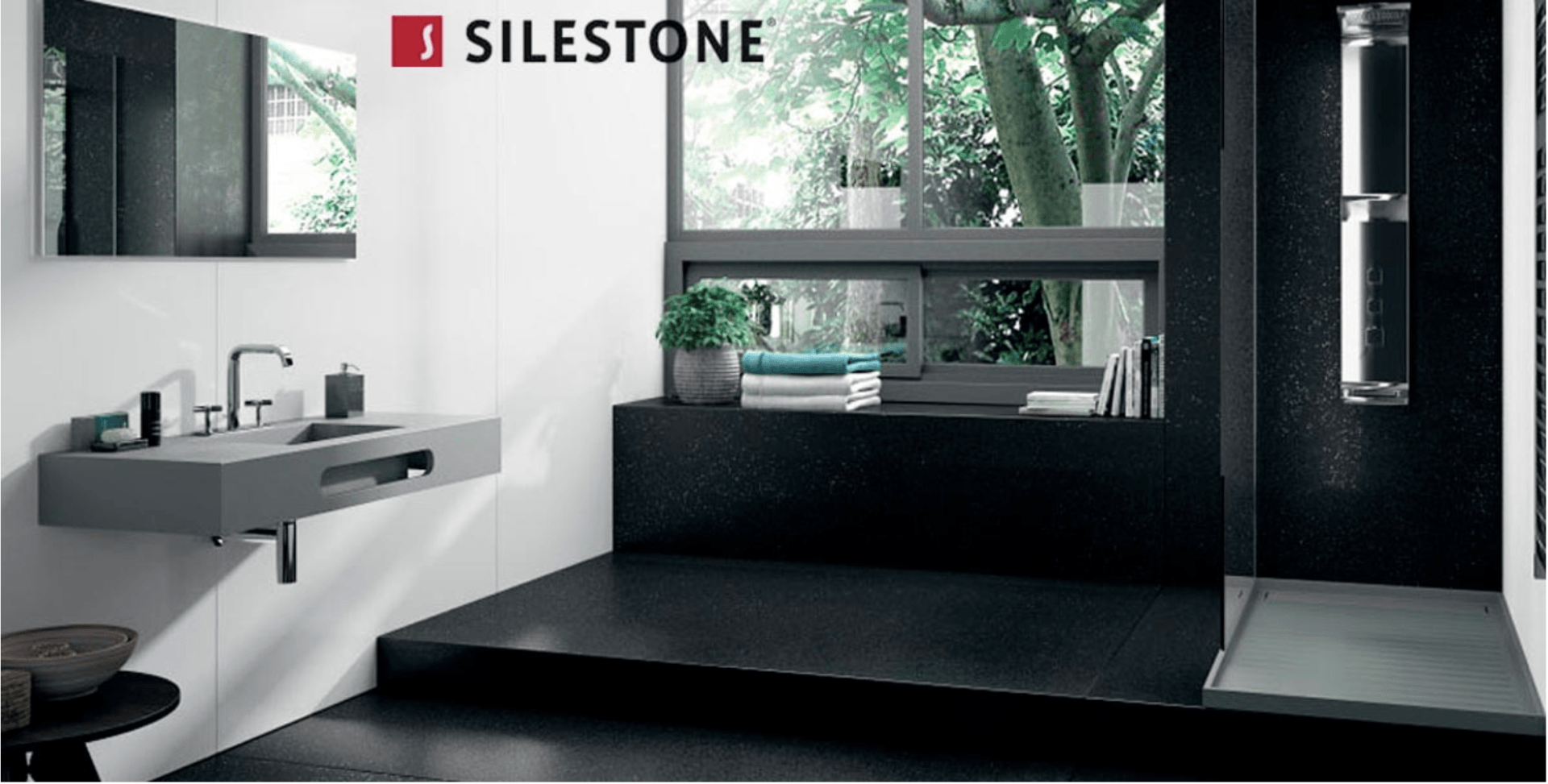 Un baño con lavabo y una ventana con la palabra silestone