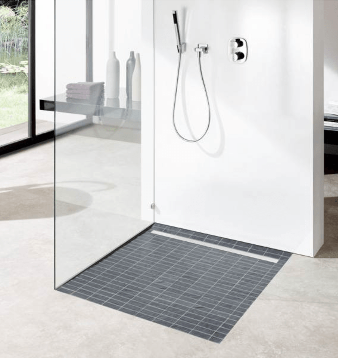 Plato de ducha de obra de Securibath con la pendiente de caída perfecta para la optima evacuación del agua