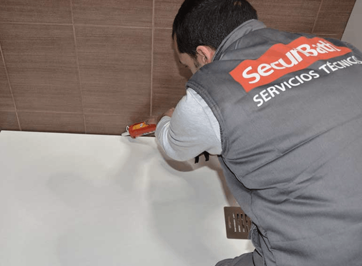 Un hombre con un chaleco que dice servicios técnicos.