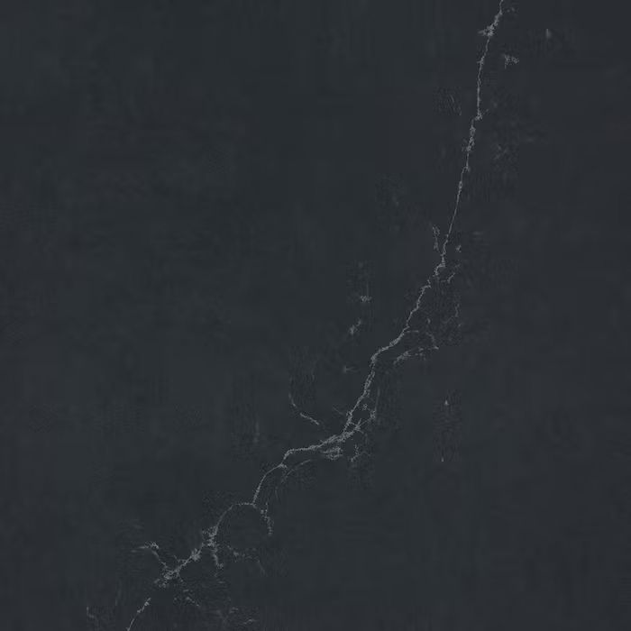 Un primer plano de una encimera de mármol negro con una veta blanca.