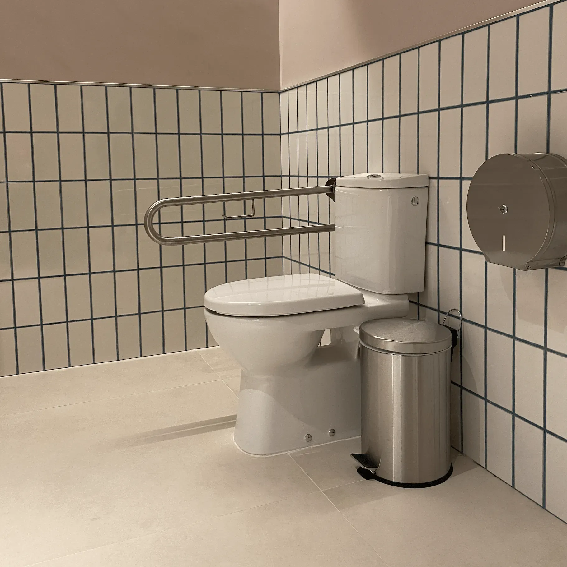 Un baño con inodoro y papelera.