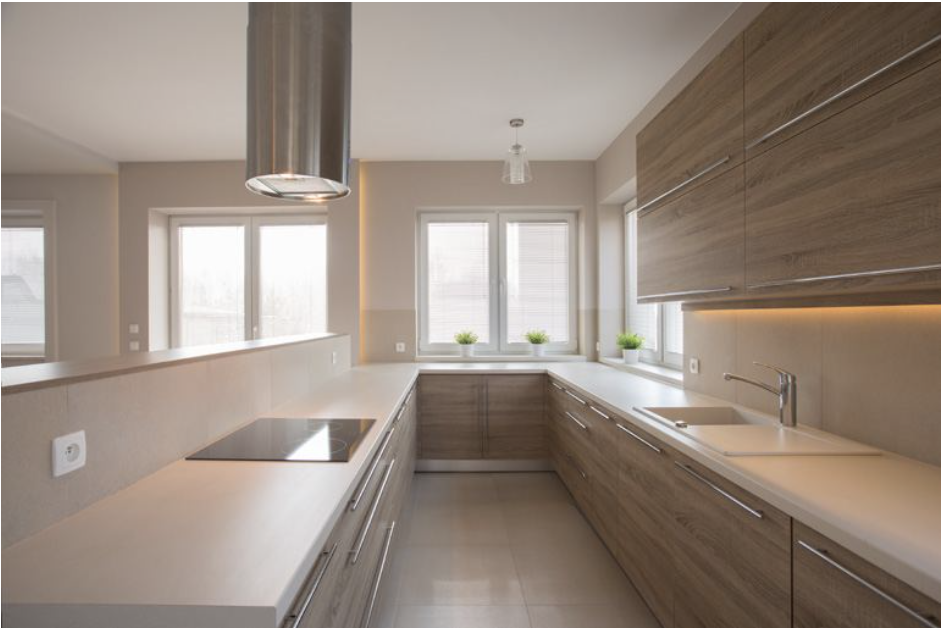Una cocina con muebles de madera y horno.