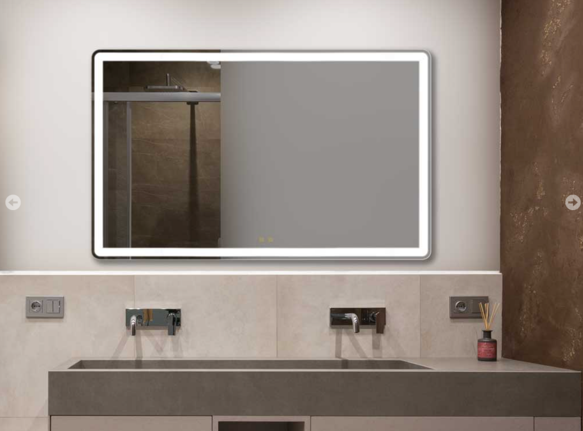 Un baño con lavabo y espejo en la pared.