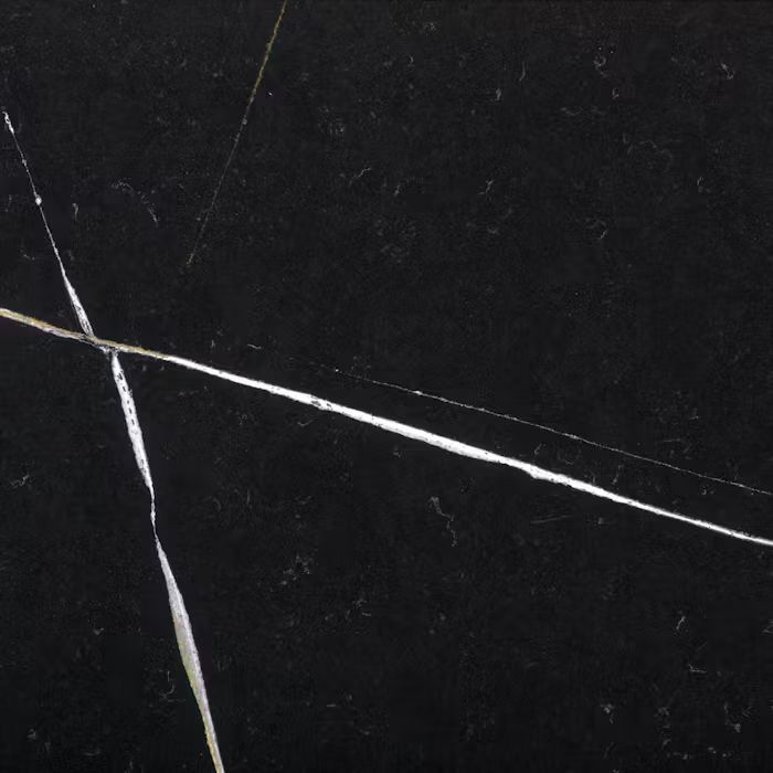 Un primer plano de un mosaico negro con una línea blanca