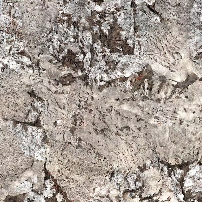 Un primer plano de una encimera de granito blanco.