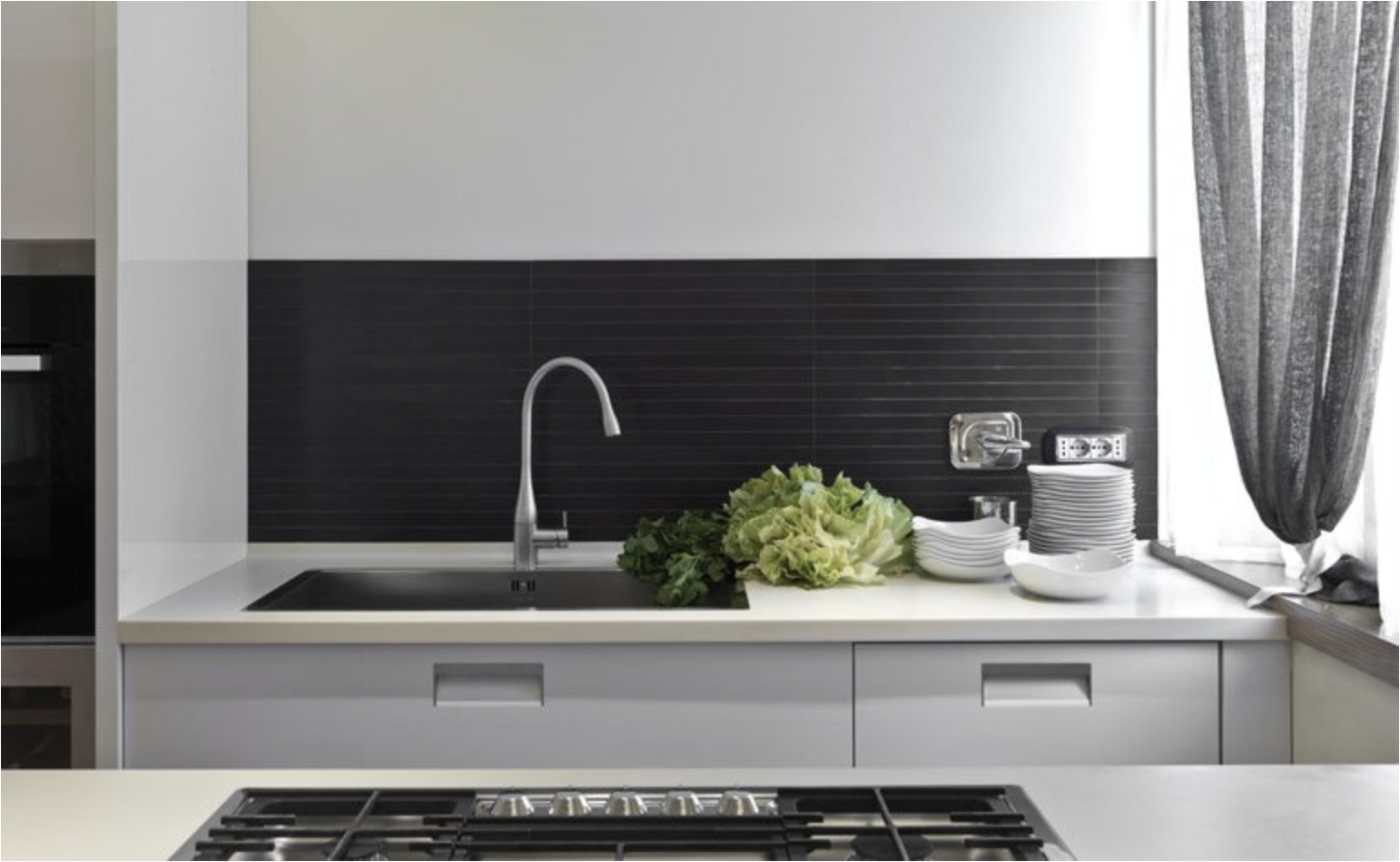 Una cocina con fregadero y horno.