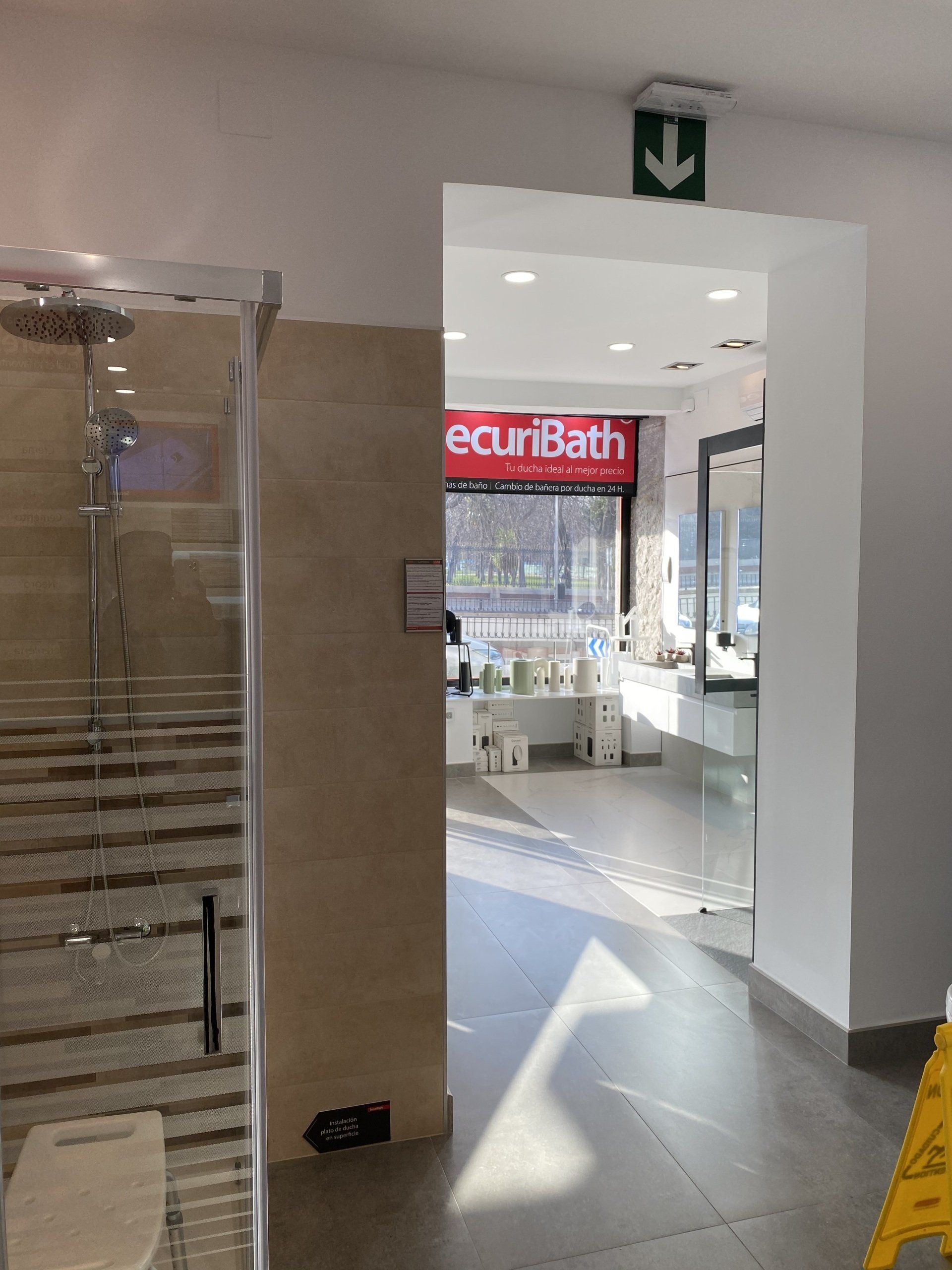 Un baño con un cartel que dice ecuribath.