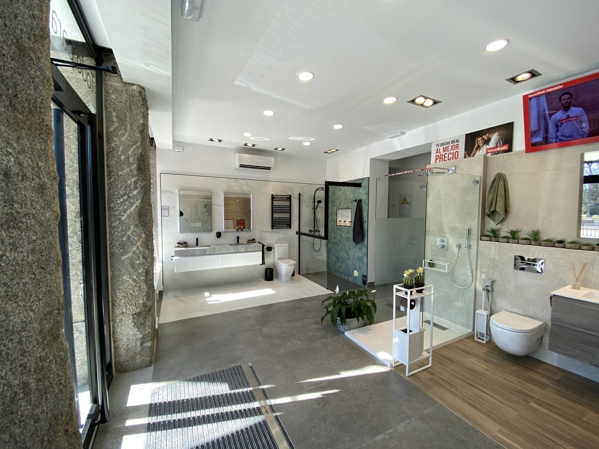 Un cuarto de baño con bañera, WC y cabina de ducha.