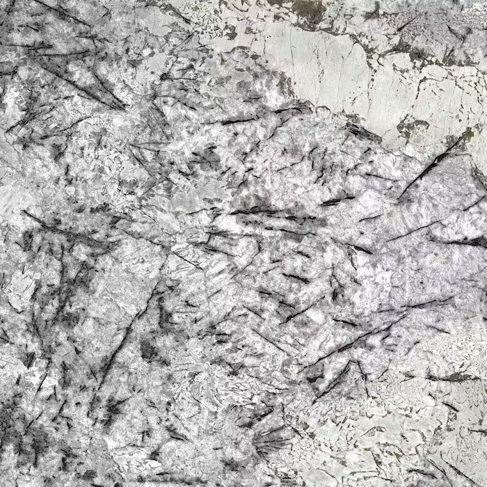 Un primer plano de una encimera de granito blanco.