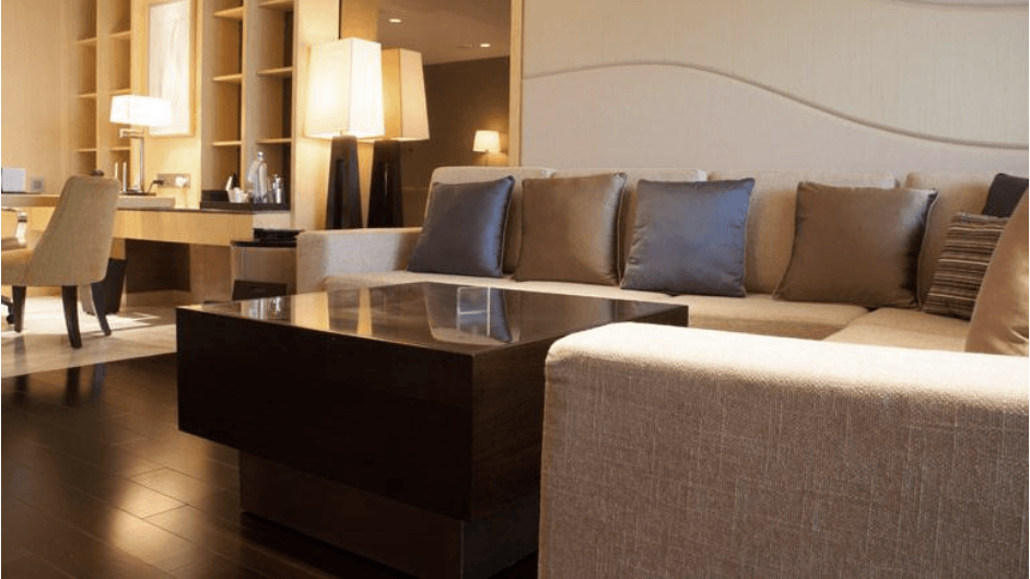 Una sala de estar con un sofá y una mesa de café.