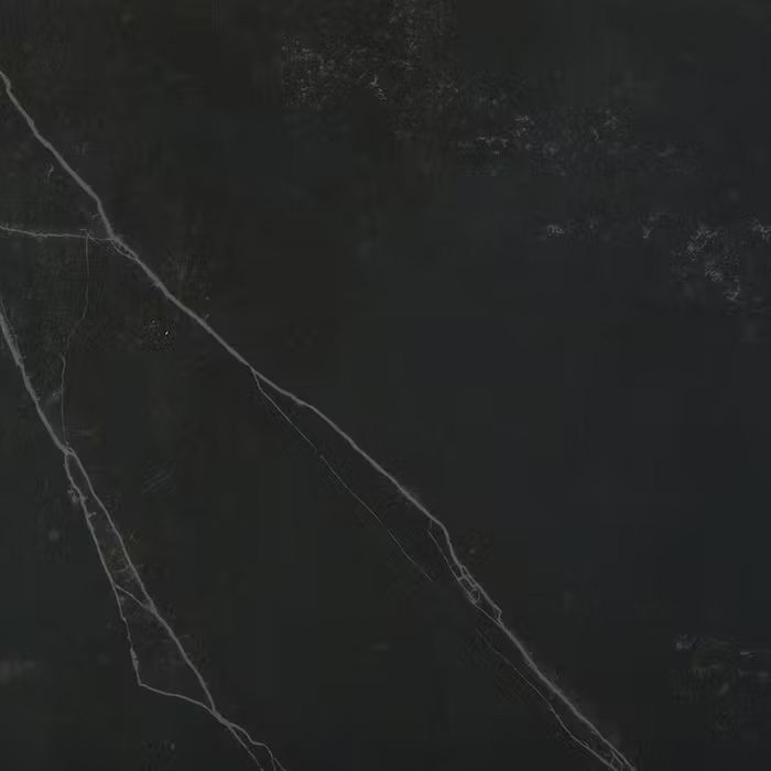 Un primer plano de una baldosa de mármol negro con vetas blancas.