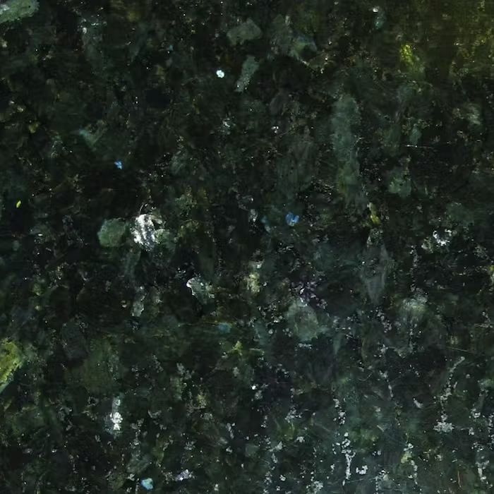 Un primer plano de una encimera de granito verde.