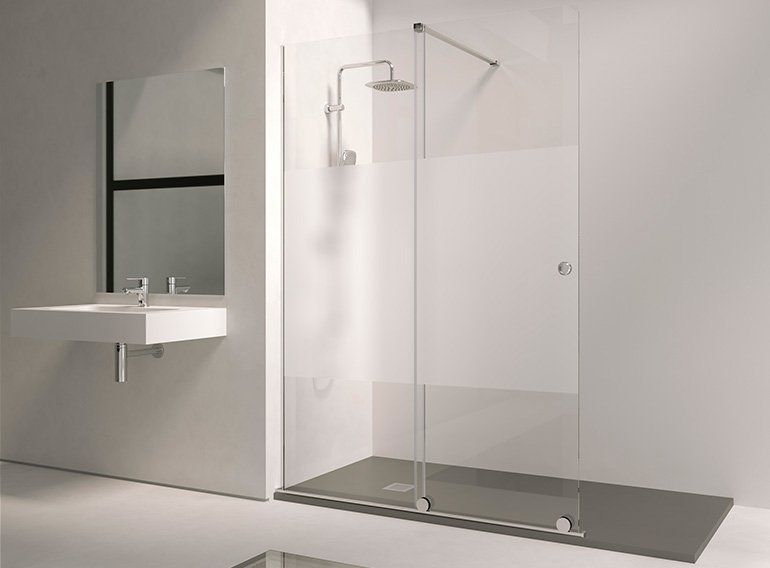 Un baño con plato de ducha y lavabo.