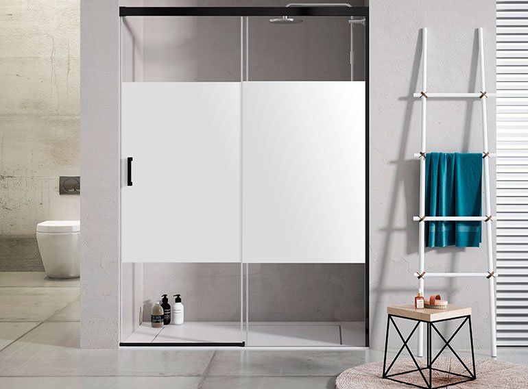 Un baño con cabina de ducha y escalera.
